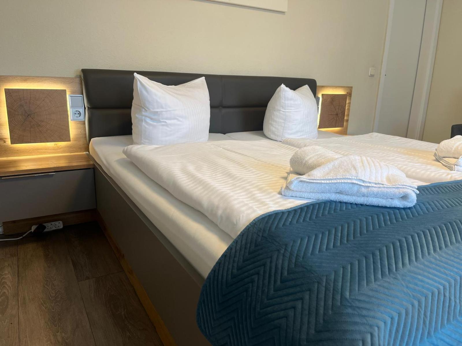 Hotel Pommerscher Hof ツィノヴィッツ エクステリア 写真