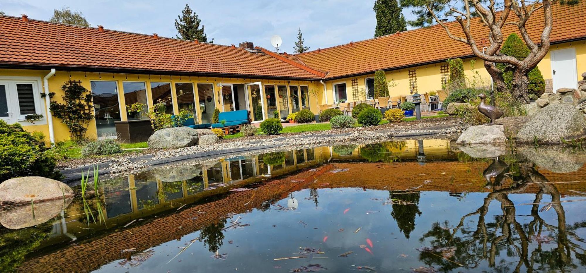 Hotel Pommerscher Hof ツィノヴィッツ エクステリア 写真