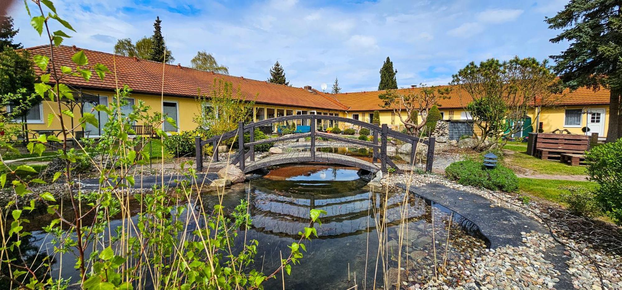 Hotel Pommerscher Hof ツィノヴィッツ エクステリア 写真