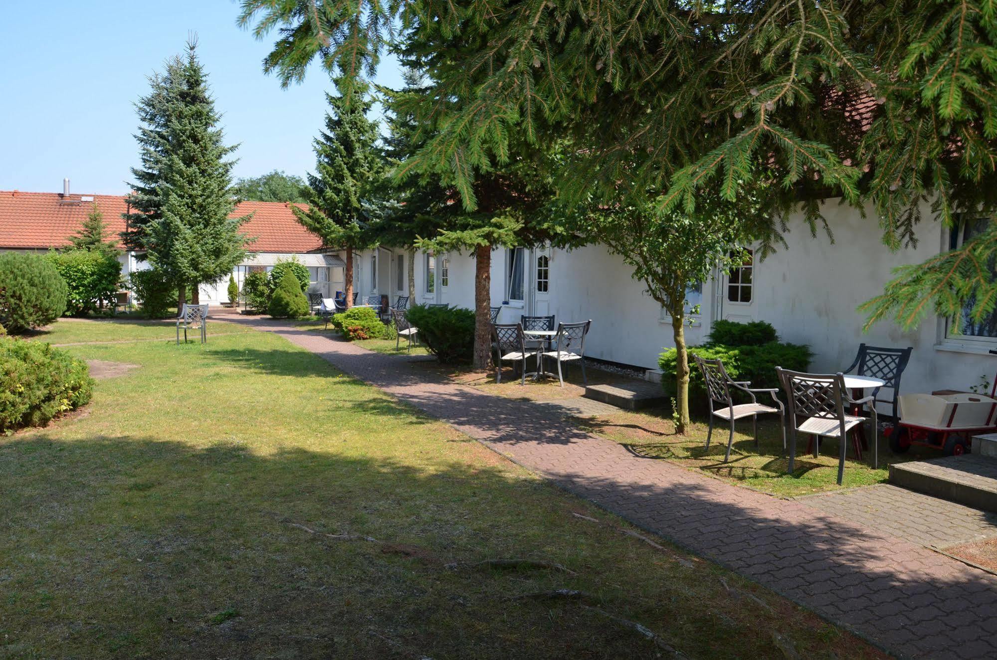 Hotel Pommerscher Hof ツィノヴィッツ エクステリア 写真