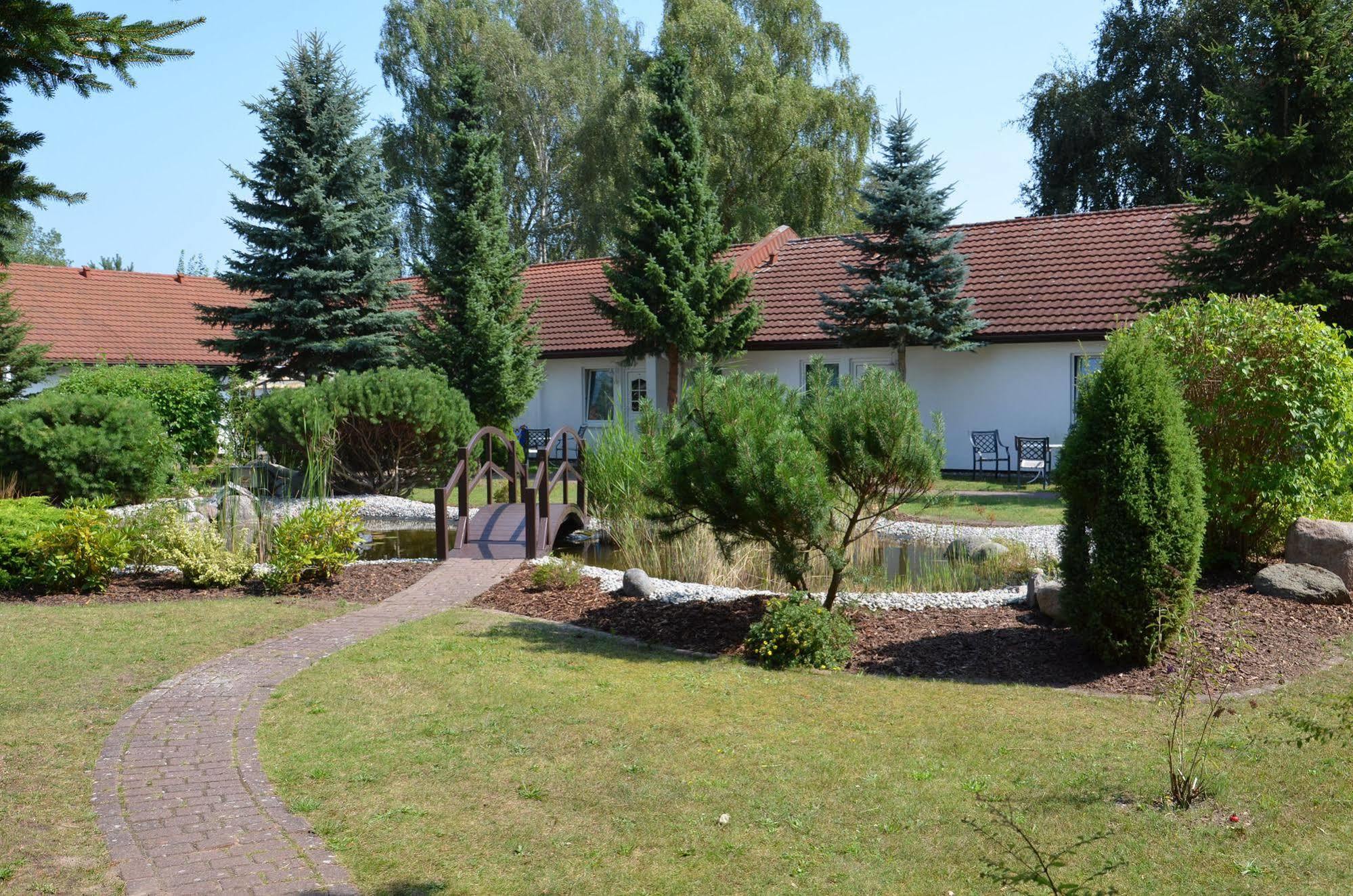 Hotel Pommerscher Hof ツィノヴィッツ エクステリア 写真